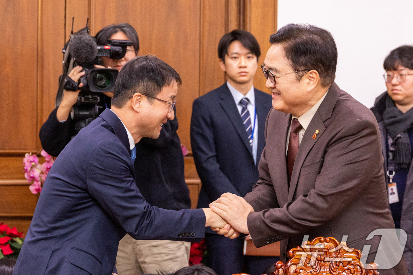 (서울=뉴스1) 유승관 기자 = 우원식 국회의장(오른쪽)이 12일 오전 서울 여의도 국회 의장실에서 한병도 더불어민주당 신임 원내대표와 악수하고 있다. (공동취재) 2026.1.1 …