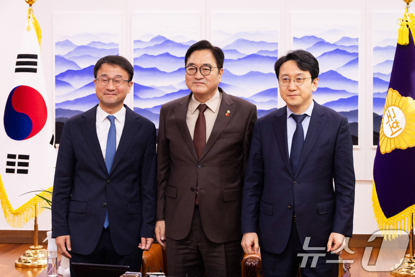 (서울=뉴스1) 유승관 기자 = 우원식 국회의장(가운데)이 12일 오전 서울 여의도 국회 의장실에서 한병도 더불어민주당 신임 원내대표(왼쪽), 천준호 신임 원내운영수석부대표와 기념 …