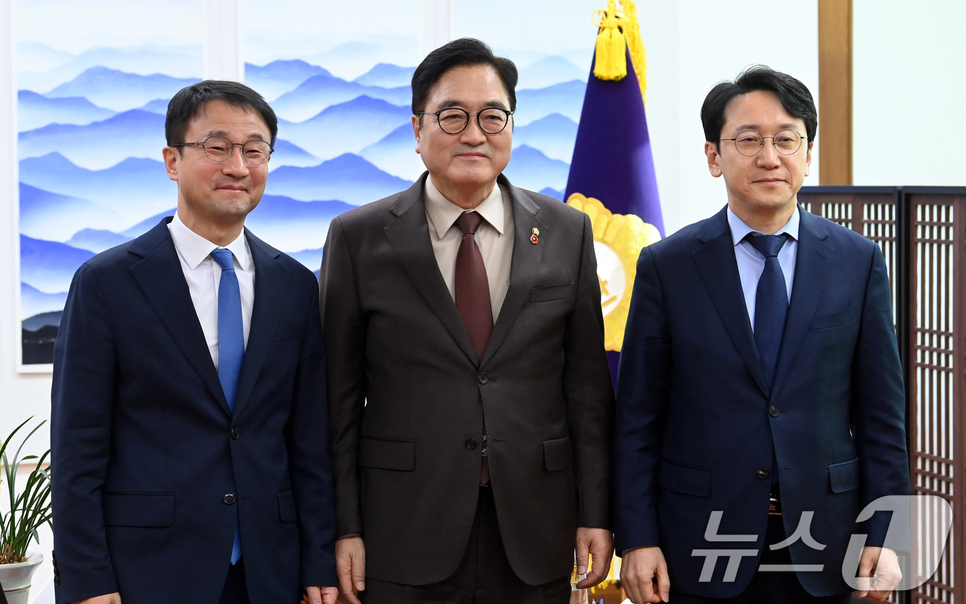 (서울=뉴스1) 유승관 기자 = 우원식 국회의장(가운데)이 12일 오전 서울 여의도 국회 의장실에서 한병도 더불어민주당 신임 원내대표(왼쪽), 천준호 신임 원내운영수석부대표와 기념 …