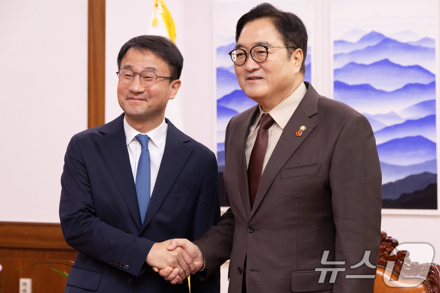 (서울=뉴스1) 유승관 기자 = 우원식 국회의장(오른쪽)이 12일 오전 서울 여의도 국회 의장실에서 한병도 더불어민주당 신임 원내대표와 기념촬영을 하고 있다. (공동취재) 2026 …