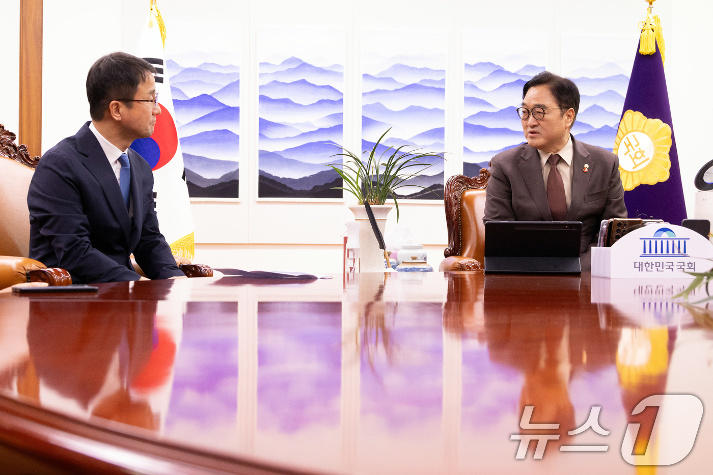 (서울=뉴스1) 유승관 기자 = 우원식 국회의장(오른쪽)이 12일 오전 서울 여의도 국회 의장실에서 한병도 더불어민주당 신임 원내대표를 접견하고 있다. (공동취재) 2026.1.1 …