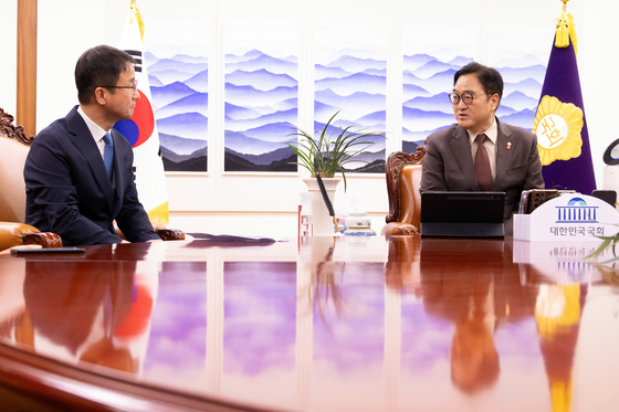 한병도 민주당 신임 원내대표와 환담 나누는 우원식 의장