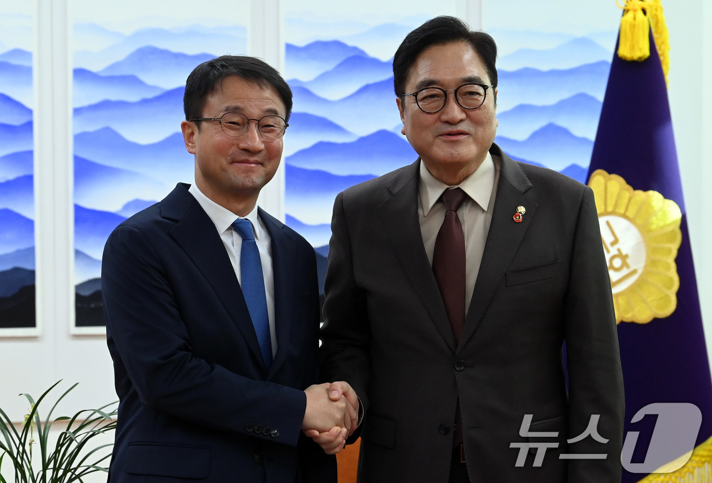 (서울=뉴스1) 유승관 기자 = 우원식 국회의장(오른쪽)이 12일 오전 서울 여의도 국회 의장실에서 한병도 더불어민주당 신임 원내대표와 기념촬영을 하고 있다. (공동취재) 2026 …