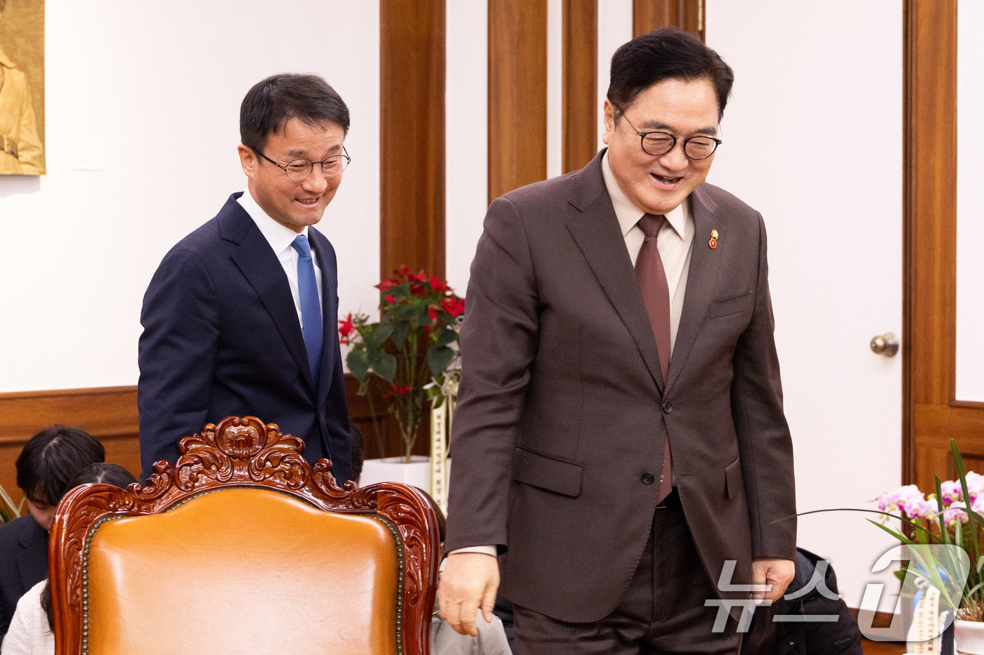 (서울=뉴스1) 유승관 기자 = 우원식 국회의장(오른쪽)이 12일 오전 서울 여의도 국회 의장실에서 한병도 더불어민주당 신임 원내대표를 접견하고 있다. (공동취재) 2026.1.1 …