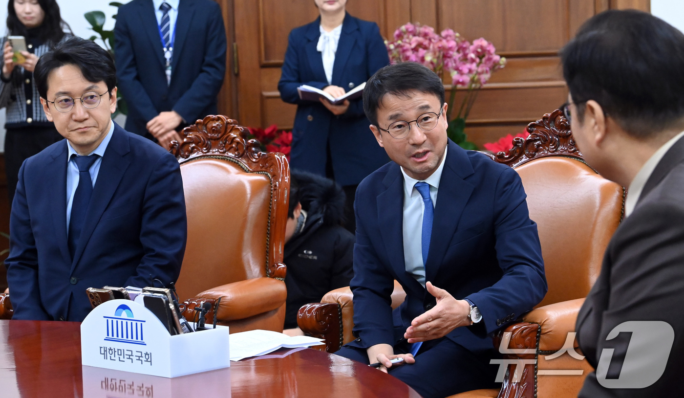 (서울=뉴스1) 유승관 기자 = 한병도 더불어민주당 신임원내대표가 12일 서울 여의도 국회에서 우원식 국회의장을 예방하고 있다. 왼쪽은 천준호 신임 원내운영수석부대표. (공동취재) …