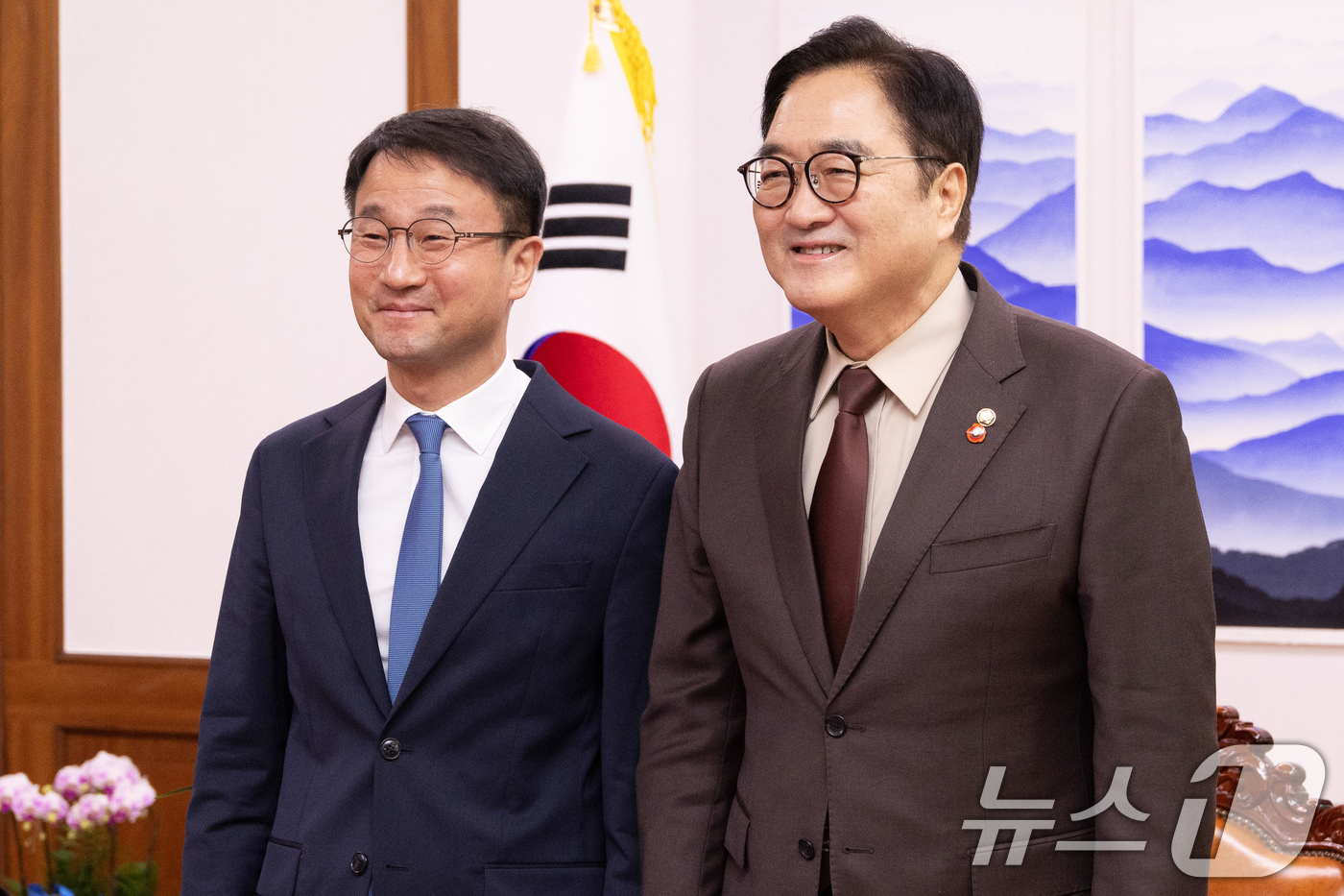 (서울=뉴스1) 유승관 기자 = 우원식 국회의장(오른쪽)이 12일 오전 서울 여의도 국회 의장실에서 한병도 더불어민주당 신임 원내대표와 기념촬영을 하고 있다. (공동취재) 2026 …