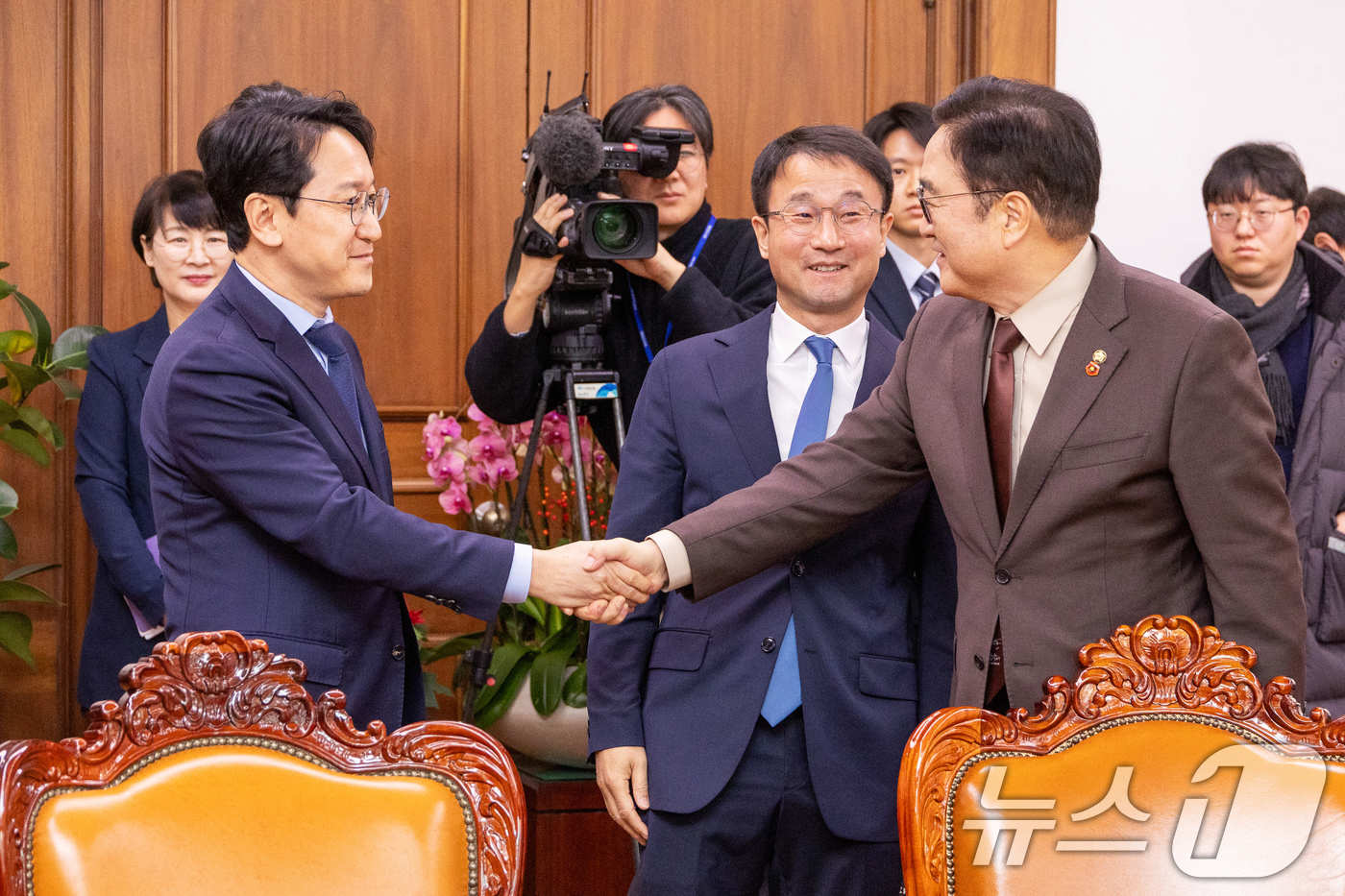 (서울=뉴스1) 유승관 기자 = 우원식 국회의장(오른쪽)이 12일 오전 서울 여의도 국회 의장실에서 천준호 더불어민주당 신임 원내운영수석부대표와 악수하고 있다. 가운데는 한병도 원 …