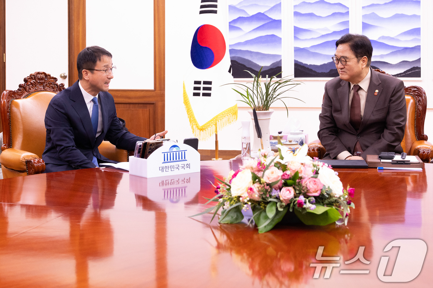 (서울=뉴스1) 유승관 기자 = 우원식 국회의장(오른쪽)이 12일 오전 서울 여의도 국회 의장실에서 한병도 더불어민주당 신임 원내대표를 접견하고 있다. (공동취재) 2026.1.1 …