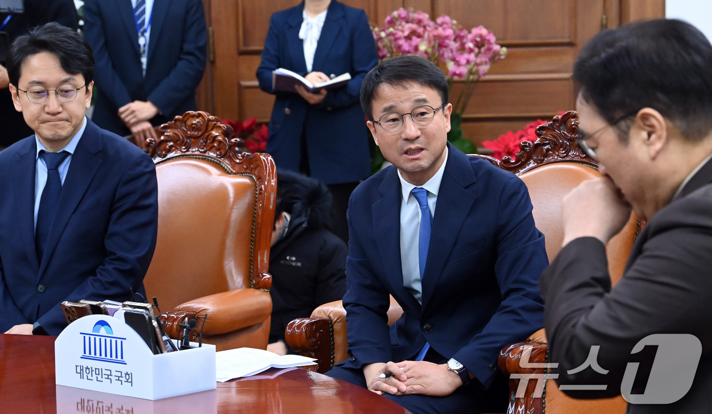 (서울=뉴스1) 유승관 기자 = 한병도 더불어민주당 신임원내대표가 12일 서울 여의도 국회에서 우원식 국회의장을 예방하고 있다. 왼쪽은 천준호 신임 원내운영수석부대표. (공동취재) …