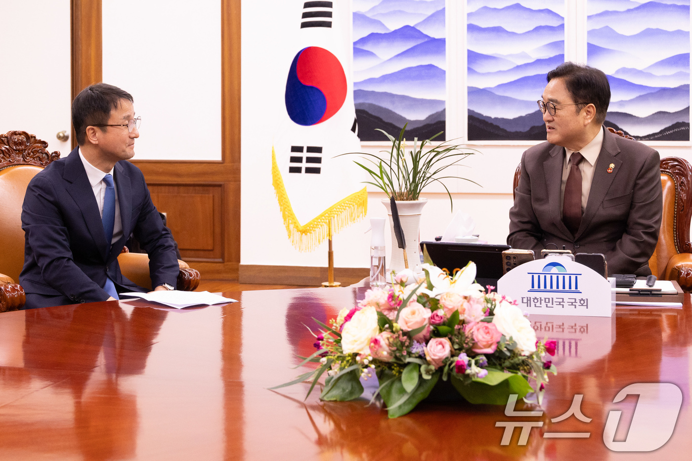 (서울=뉴스1) 유승관 기자 = 우원식 국회의장(오른쪽)이 12일 오전 서울 여의도 국회 의장실에서 한병도 더불어민주당 신임 원내대표를 접견하고 있다. (공동취재) 2026.1.1 …