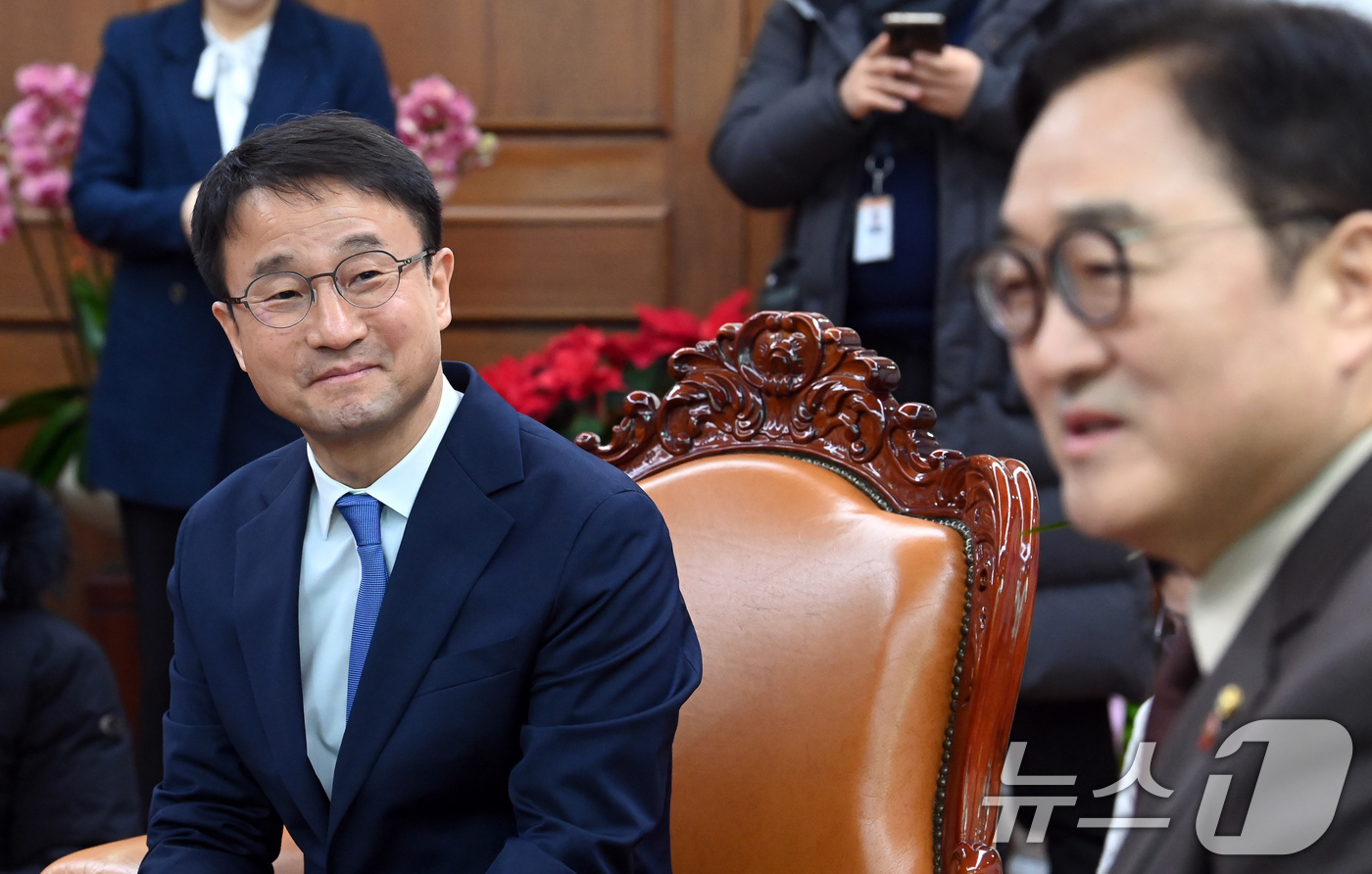 (서울=뉴스1) 유승관 기자 = 한병도 더불어민주당 신임원내대표가 12일 서울 여의도 국회에서 우원식 국회의장을 예방하고 있다. (공동취재) 2026.1.12/뉴스1