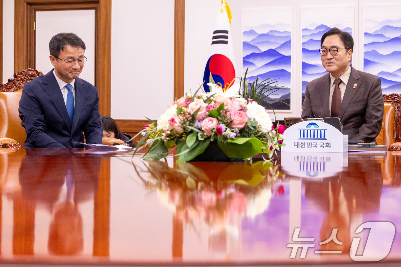 (서울=뉴스1) 유승관 기자 = 우원식 국회의장(오른쪽)이 12일 오전 서울 여의도 국회 의장실에서 한병도 더불어민주당 신임 원내대표를 접견하고 있다. (공동취재) 2026.1.1 …