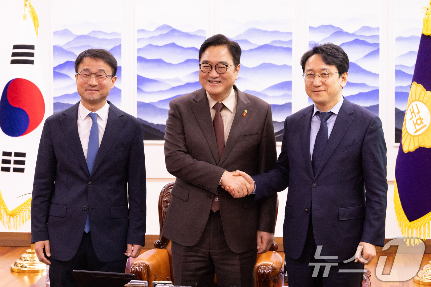 (서울=뉴스1) 유승관 기자 = 우원식 국회의장(가운데)이 12일 오전 서울 여의도 국회 의장실에서 한병도 더불어민주당 신임 원내대표(왼쪽), 천준호 신임 원내운영수석부대표와 기념 …