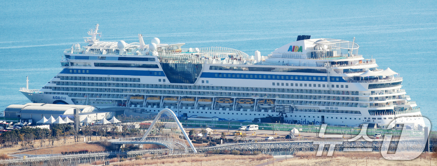 (부산=뉴스1) 윤일지 기자 = 12일 부산 동구 부산항국제여객터미널 크루즈부두에 월드와이드 크루즈인 아이다디바(AIDAdiva)'호가 접안해 있다.아이다디바호는 독일 선사 아이다 …