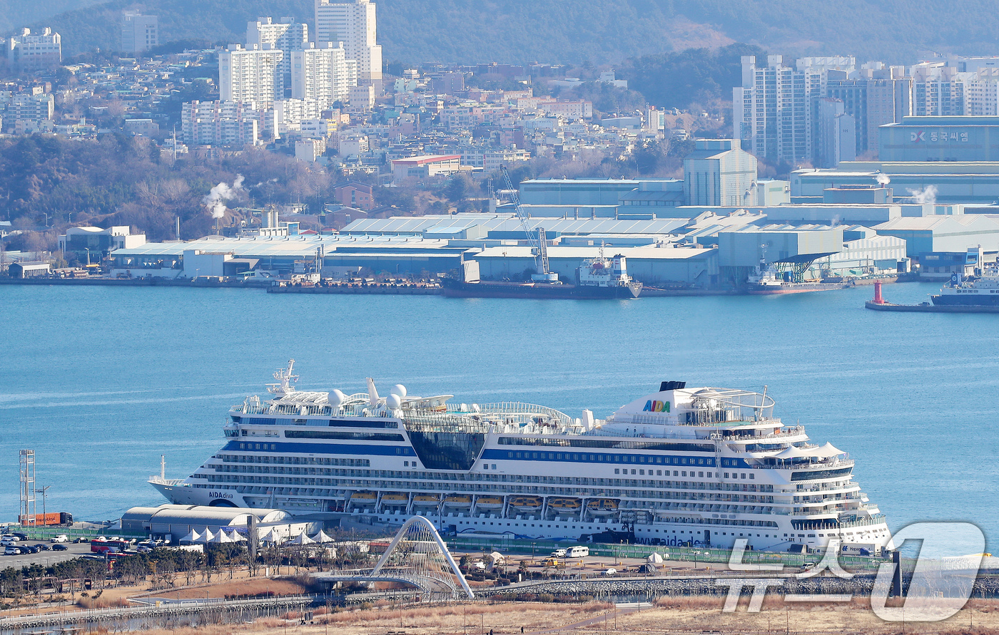 (부산=뉴스1) 윤일지 기자 = 12일 부산 동구 부산항국제여객터미널 크루즈부두에 월드와이드 크루즈인 아이다디바(AIDAdiva)'호가 접안해 있다.아이다디바호는 독일 선사 아이다 …