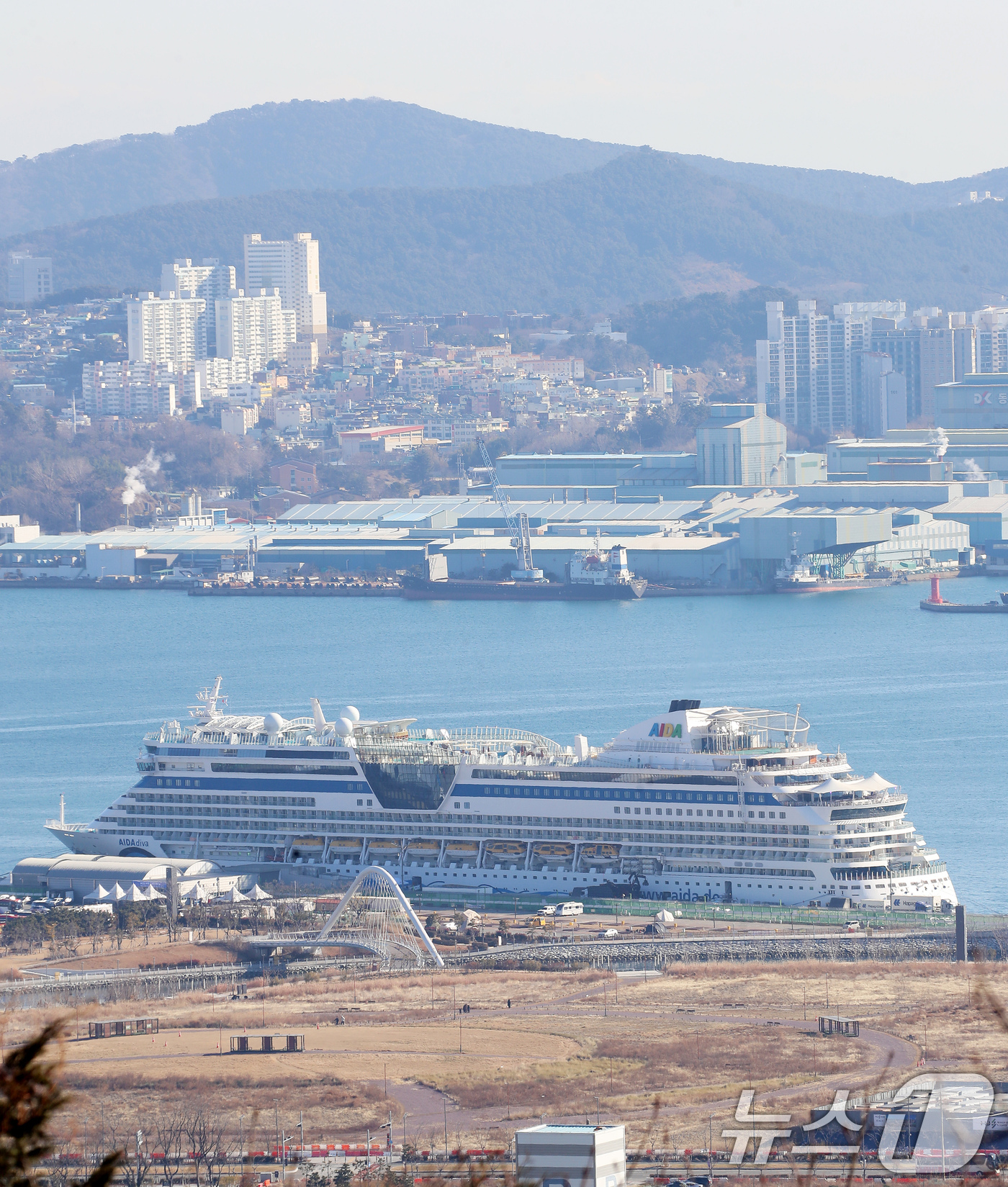 (부산=뉴스1) 윤일지 기자 = 12일 부산 동구 부산항국제여객터미널 크루즈부두에 월드와이드 크루즈인 아이다디바(AIDAdiva)'호가 접안해 있다.아이다디바호는 독일 선사 아이다 …