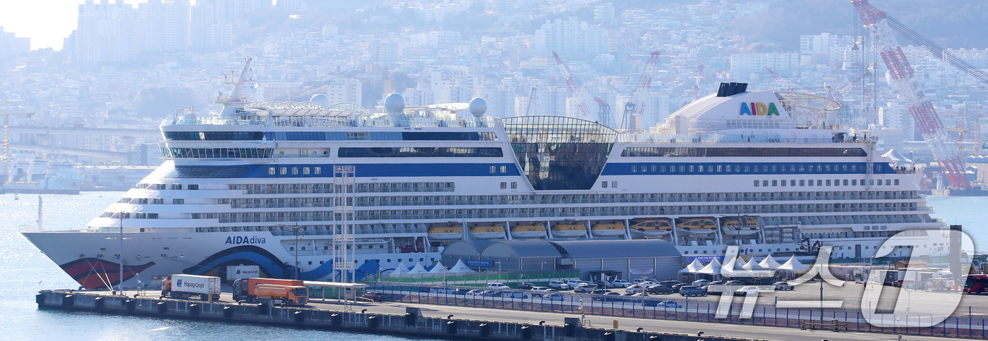 (부산=뉴스1) 윤일지 기자 = 12일 부산 동구 부산항국제여객터미널 크루즈부두에 월드와이드 크루즈인 아이다디바(AIDAdiva)'호가 접안해 있다.아이다디바호는 독일 선사 아이다 …