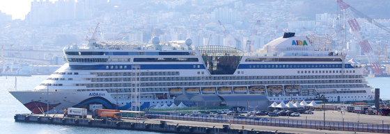 부산항에 올해 첫 '월드와이드 크루즈' 입항