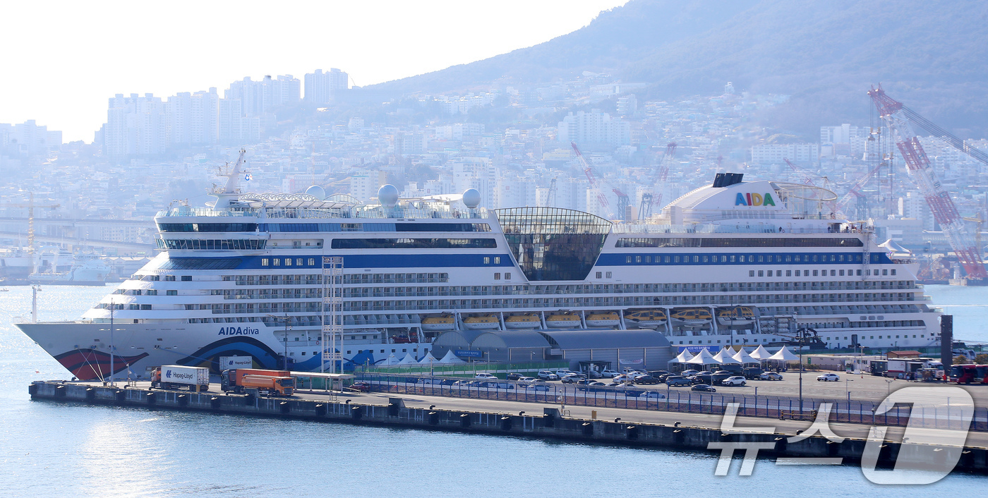 (부산=뉴스1) 윤일지 기자 = 12일 부산 동구 부산항국제여객터미널 크루즈부두에 월드와이드 크루즈인 아이다디바(AIDAdiva)'호가 접안해 있다.아이다디바호는 독일 선사 아이다 …