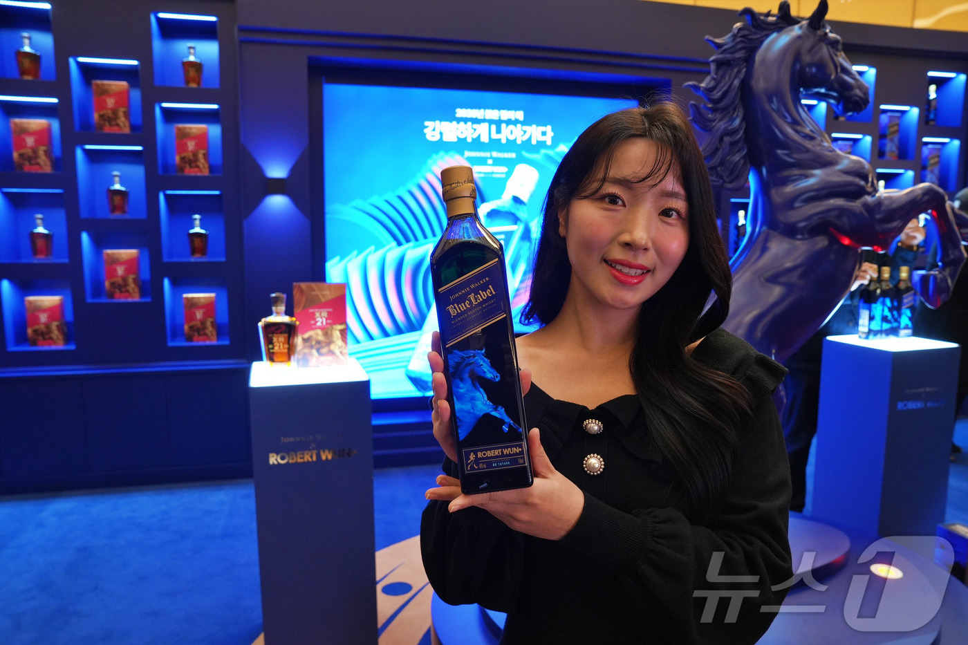 (서울=뉴스1) = 롯데백화점이 잠실점 에비뉴엘 지하1층 ‘더크라운’에서 오는 22일까지 진행하는 '조니워커 블루 말띠 에디션' 팝업행사가 고객들의 뜨거운 관심 속에 성황리에 진행 …