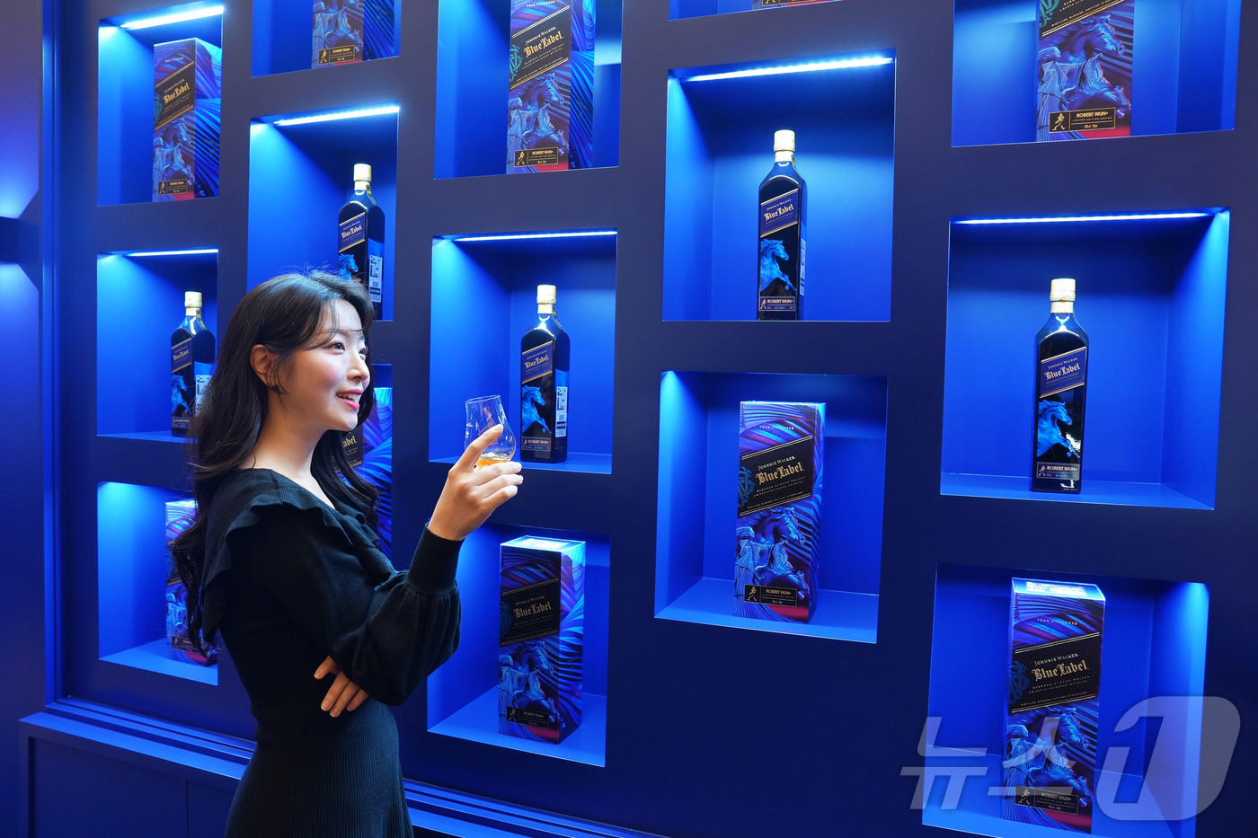 (서울=뉴스1) = 롯데백화점이 잠실점 에비뉴엘 지하1층 ‘더크라운’에서 오는 22일까지 진행하는 '조니워커 블루 말띠 에디션' 팝업행사가 고객들의 뜨거운 관심 속에 성황리에 진행 …