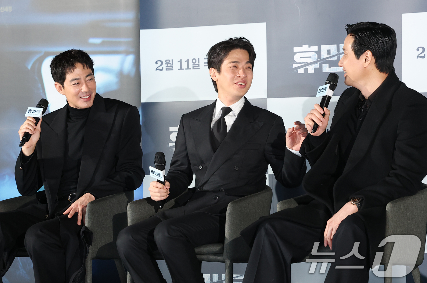 (서울=뉴스1) 권현진 기자 = 배우 조인성과 박해준(오른쪽)이 12일 서울 광진구 롯데시네마 건대입구에서 열린 영화 '휴민트‘(감독 류승완) 제작보고회에 참석해 박정민(가운데)을 …