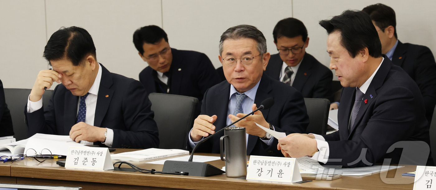 (세종=뉴스1) 김기남 기자 = 12일 정부세종청사에서 열린 한전KDN 등 에너지 분야 산하기관 업무보고에 참석한 기관장들이 회의 시작전 자료를 검토하며 업무보고 준비를 하고 있다 …