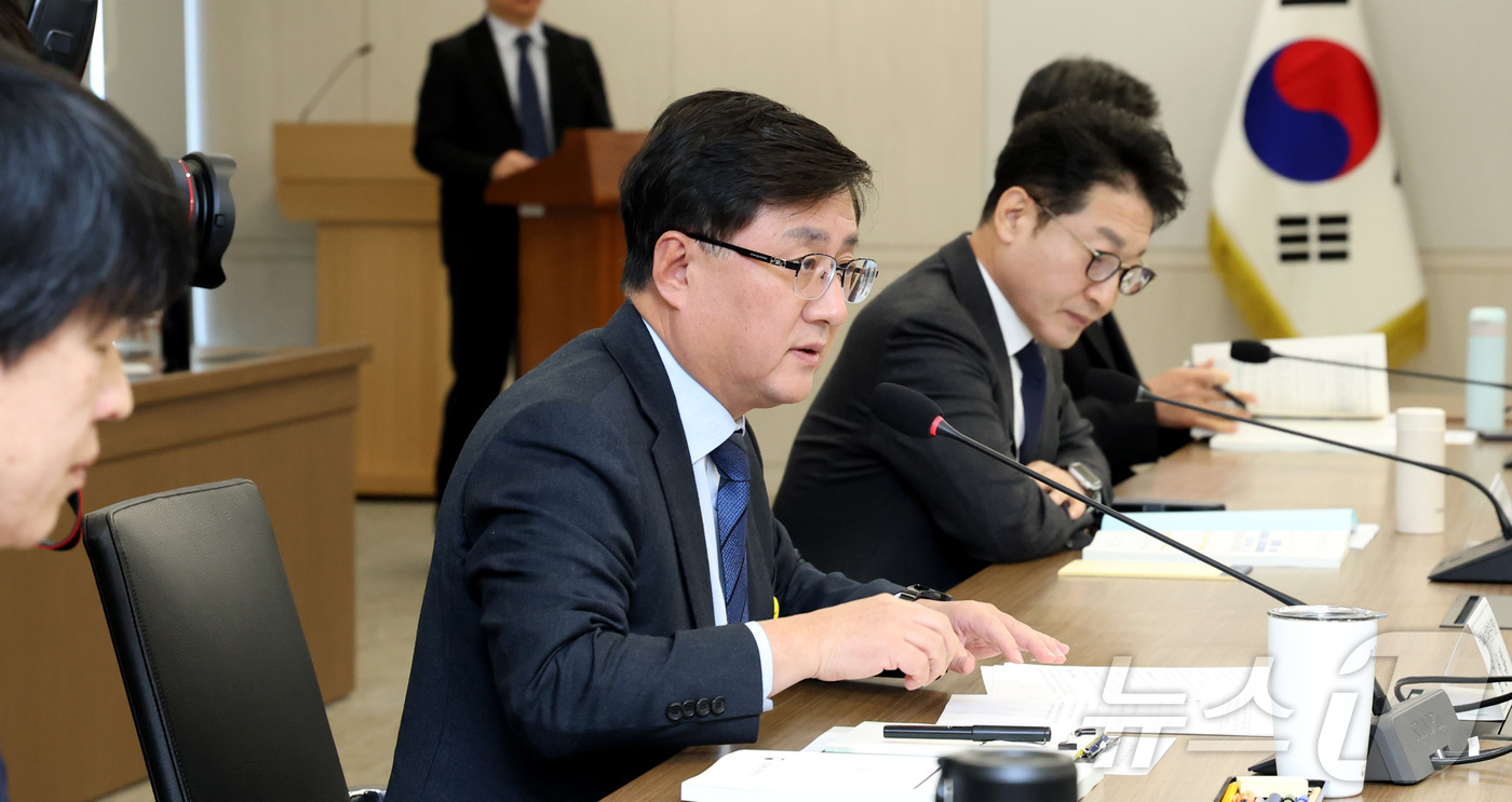 (세종=뉴스1) 김기남 기자 = 김성환 기후에너지환경부 장관이 12일 세종시 정부세종청사에서 열린 한국전력공사,한전KDN 등 에너지 분야 산하기관 업무보고에 앞서 모두 발언을 하고 …