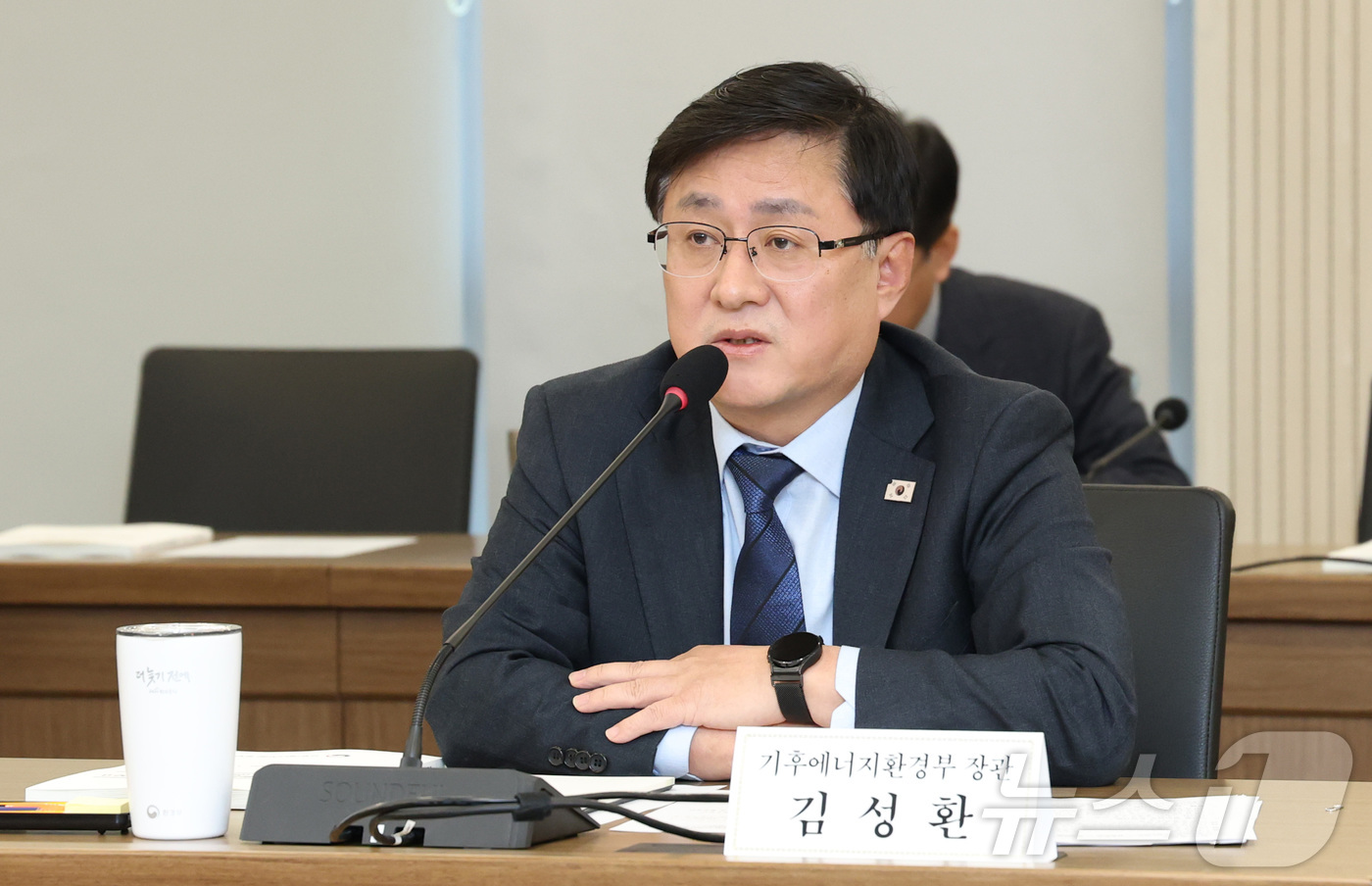 (세종=뉴스1) 김기남 기자 = 김성환 기후에너지환경부 장관이 12일 세종시 정부세종청사에서 열린 한국전력공사,한전KDN 등 에너지 분야 산하기관 업무보고에 앞서 모두 발언을 하고 …