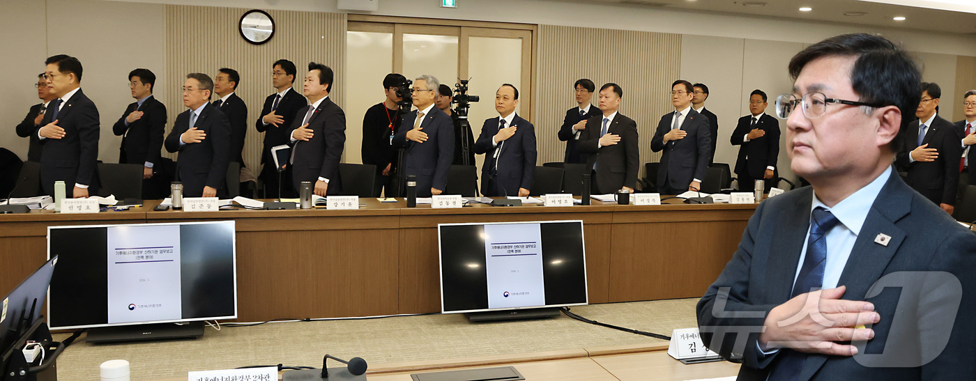 (세종=뉴스1) 김기남 기자 = 김성환 기후에너지환경부 장관이 12일 세종시 정부세종청사에서 열린 한국전력공사,한전KDN 등 에너지 분야 산하기관 업무보고에 앞서 산하 기관장들과 …