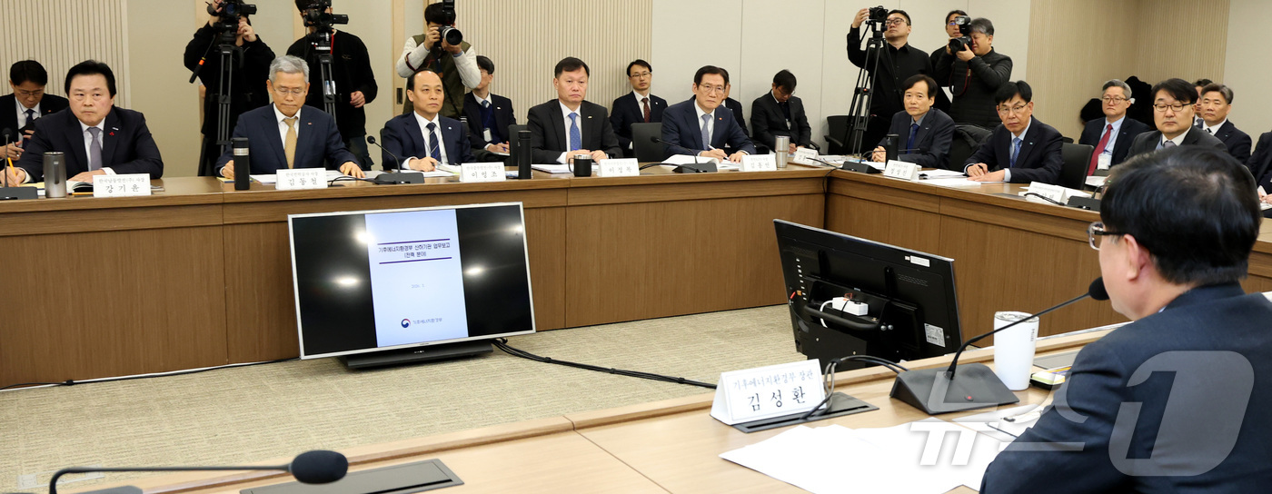 (세종=뉴스1) 김기남 기자 = 김성환 기후에너지환경부 장관이 12일 세종시 정부세종청사에서 열린 한국전력공사,한전KDN 등 에너지 분야 산하기관 업무보고에 앞서 모두 발언을 하고 …