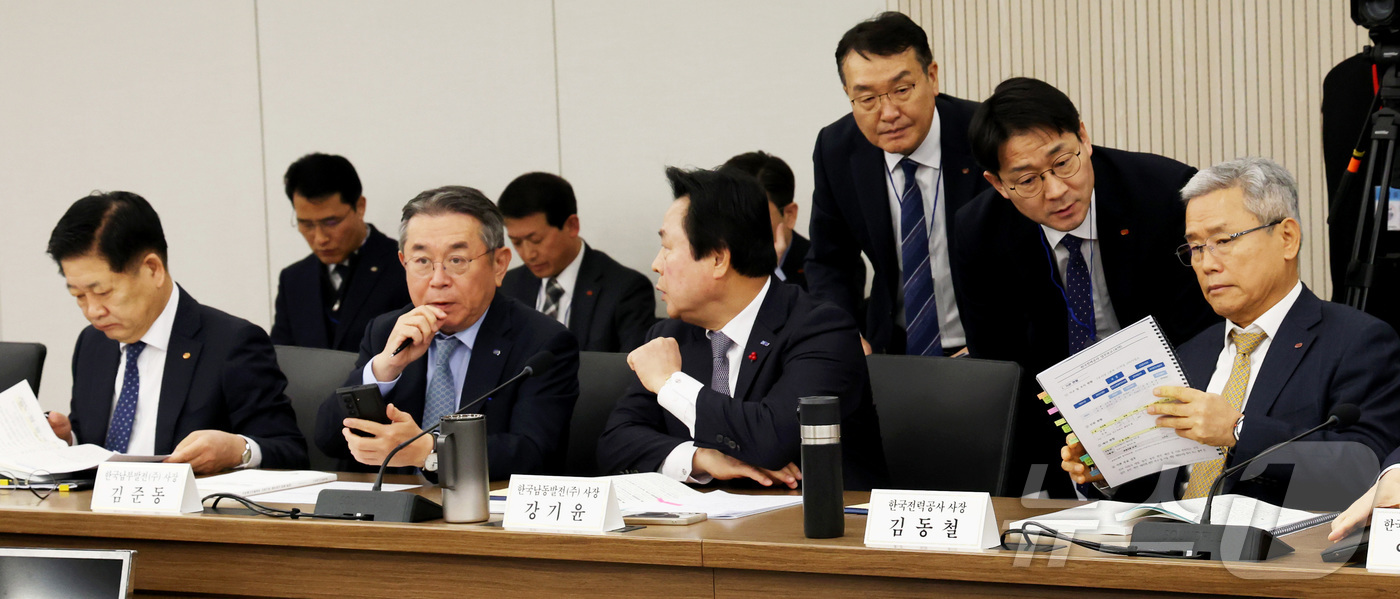 (세종=뉴스1) 김기남 기자 = 12일 정부세종청사에서 열린 한국전력공사, 한전KDN 등 에너지 분야 산하기관 업무보고에 참석한 기관장들이 회의 시작전 자료를 검토하며 업무보고 준 …