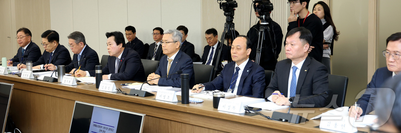 (세종=뉴스1) 김기남 기자 = 12일 정부세종청사에서 열린 한전KDN 등 에너지 분야 산하기관 업무보고에 참석한 기관장들이 김성환 기후에너지부 장관의 발언을 듣고 있다. 2026 …