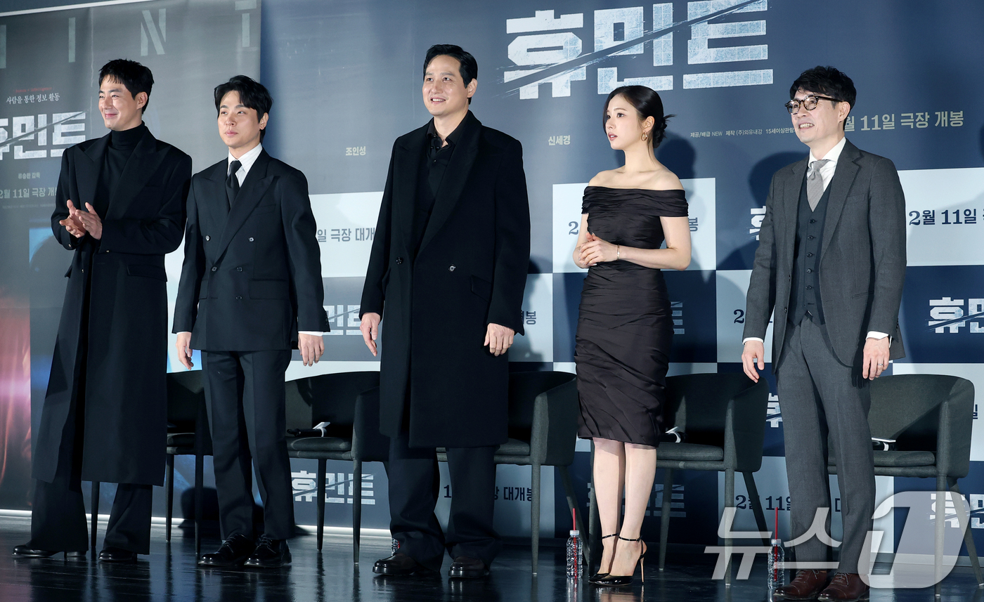 (서울=뉴스1) 권현진 기자 = 배우 조인성(왼쪽부터)과 박정민, 박해준, 신세경, 류승완 감독이 12일 서울 광진구 롯데시네마 건대입구에서 열린 영화 '휴민트‘ 제작보고회에서 인 …