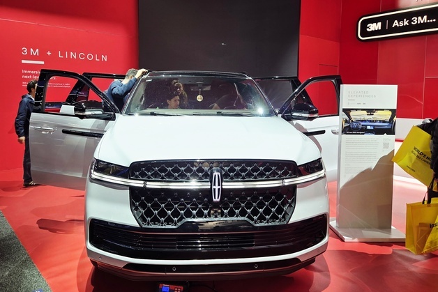 세계 최대 130인치 TV, 링컨 비침 없는 계기판…"3M 필름 있었네"