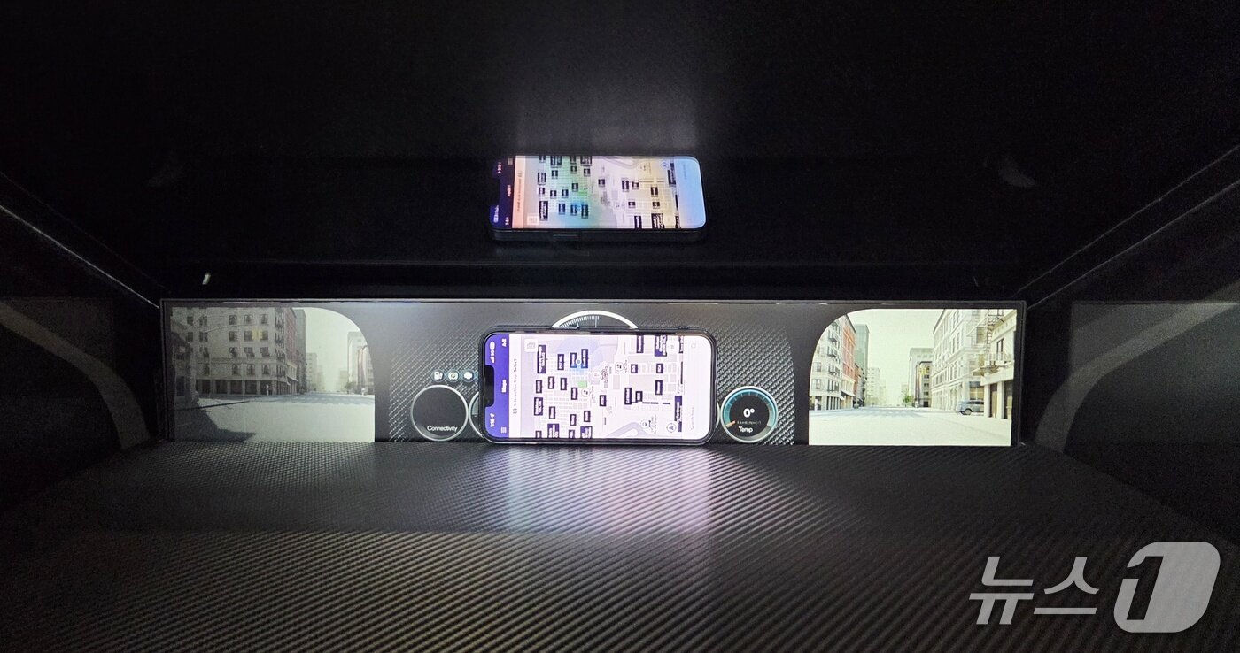 본문 이미지 - 지난 6일(현지시간) 미국 라스베이거스에서 열린 CES 2026 내 3M 부스에 전시된  Advanced Light Control Films. 이 필름은 계기판의 빛 반사를 줄여 운전자의 불편함을 주여준다. 실제 휴대폰은 유리에 반사됐지만, 계기판은 반사되지 않았다. 2026.1.6 ⓒ News1 박기범 기자 
