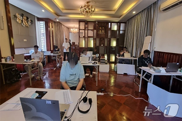 (서울=뉴스1) 이재명 기자 = 청와대는 12일 캄보디아 거점 성 착취 스캠범죄 조직원 26명을 검거했다고 밝혔다.강유정 청와대 대변인은 이날 오전 춘추관에서 브리핑을 통해 "범정 …