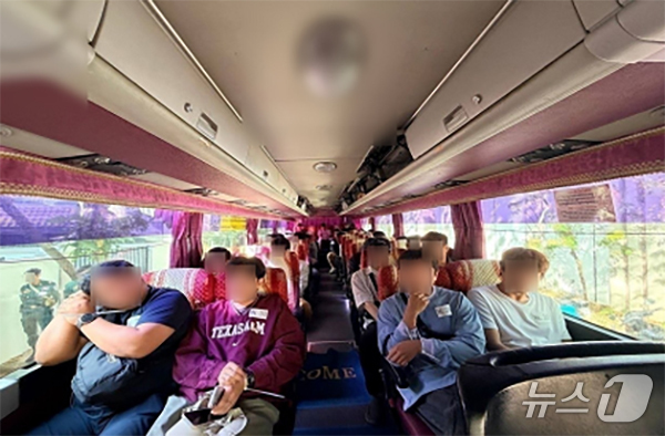 (서울=뉴스1) 이재명 기자 = 청와대는 12일 캄보디아 거점 성 착취 스캠범죄 조직원 26명을 검거했다고 밝혔다.강유정 청와대 대변인은 이날 오전 춘추관에서 브리핑을 통해 "범정 …