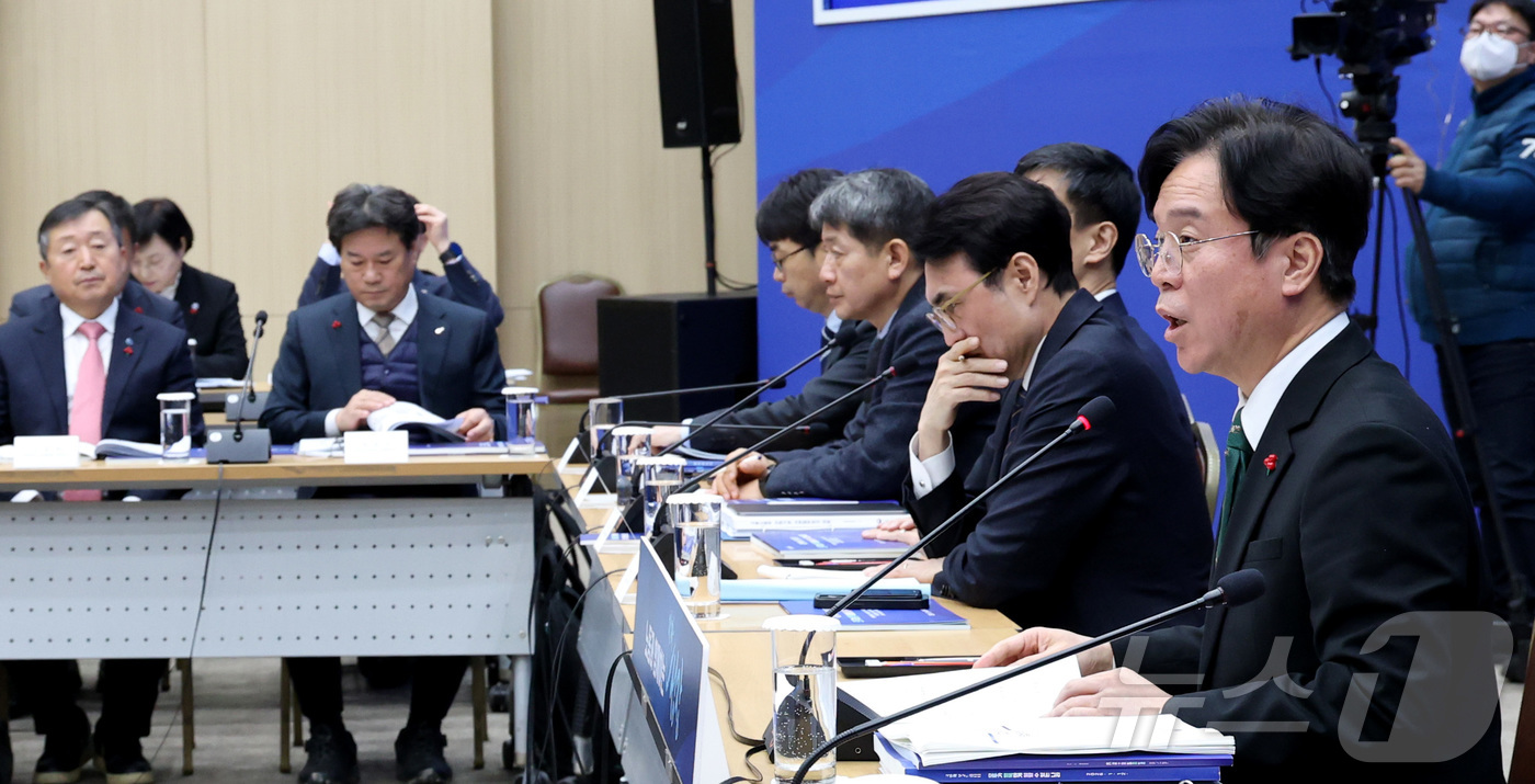 (세종=뉴스1) 김기남 기자 = 김영훈 고용노동 장관이 12일 세종시 정부컨벤션센터에서 열린  한국산업인력공단 등 산하기관 업무보고에서 발언하고 있다. 2026.1.12/뉴스1