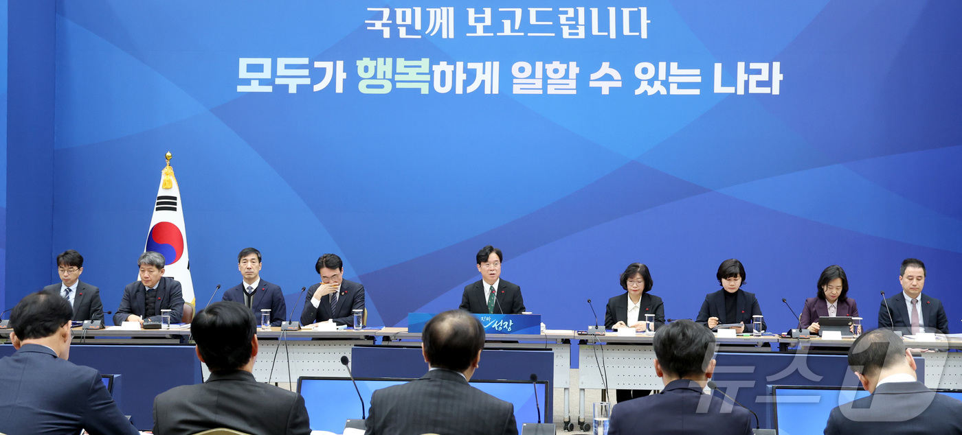 (세종=뉴스1) 김기남 기자 = 김영훈 고용노동 장관이 12일 세종시 정부컨벤션센터에서 열린  한국산업인력공단 등 산하기관 업무보고에서 발언하고 있다. 2026.1.12/뉴스1