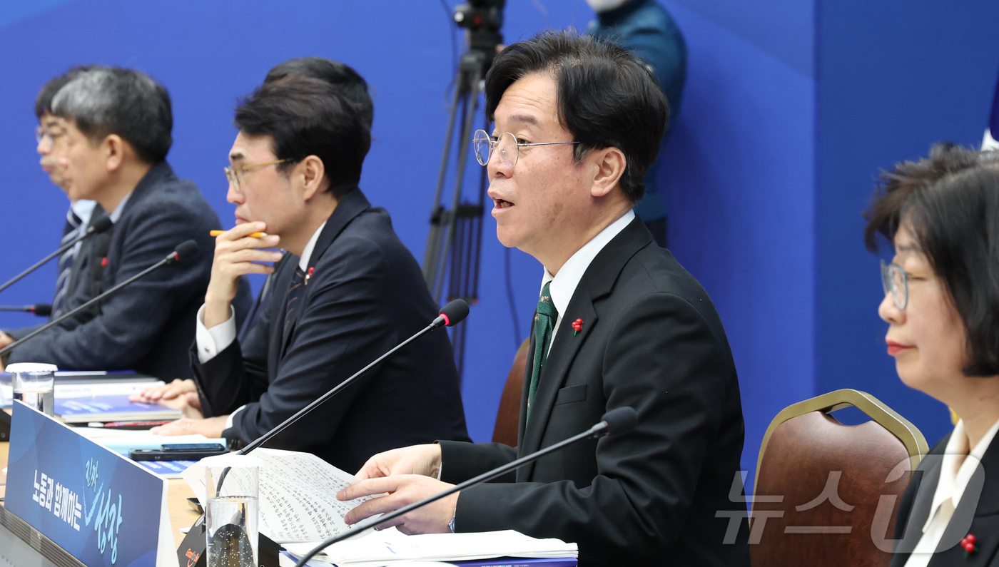 (세종=뉴스1) 김기남 기자 = 김영훈 고용노동 장관이 12일 세종시 정부컨벤션센터에서 열린  한국산업인력공단 등 산하기관 업무보고에서 발언하고 있다. 2026.1.12/뉴스1