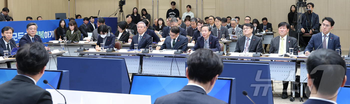 (세종=뉴스1) 김기남 기자 = 12일 세종시 정부컨벤션센터에서 열린  한국산업인력공단 등고용노동부 산하기관 업무보고에서 기관장들이 김영훈 고용노동부 장관의 발언을 듣고 있다. 2 …