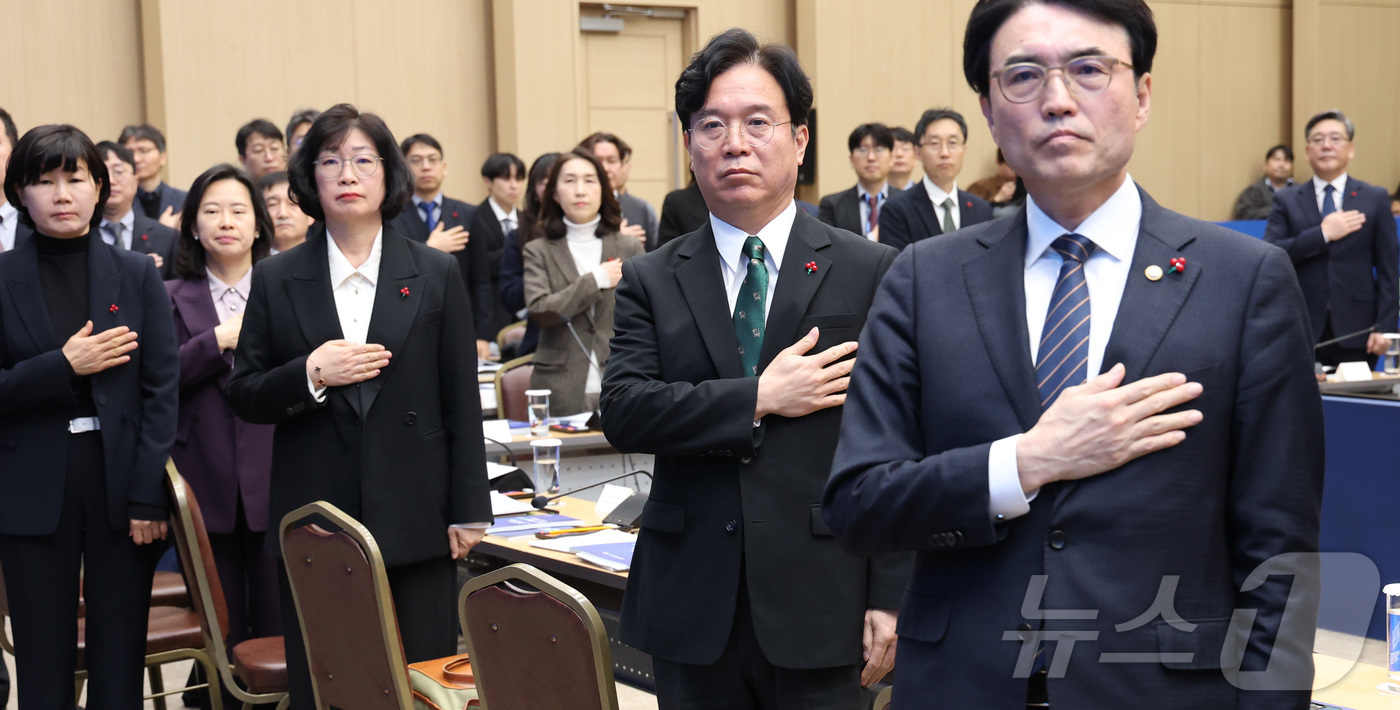 (세종=뉴스1) 김기남 기자 = 김영훈 고용노동 장관이 12일 세종시 정부컨벤션센터에서 열린  한국산업인력공단 등 산하기관 업무보고에 앞서 기관장들과 국민의례를 하고 있다. 202 …