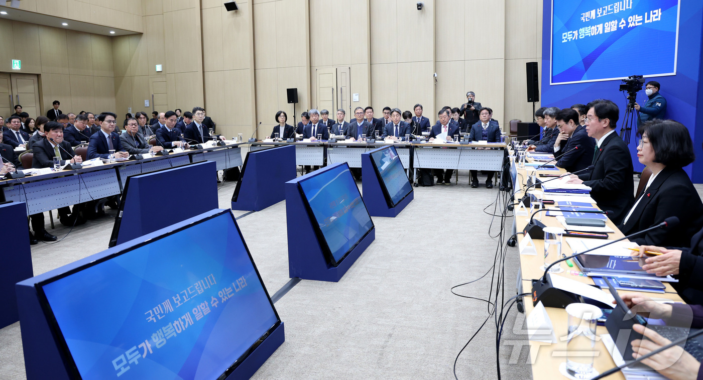 (세종=뉴스1) 김기남 기자 = 김영훈 고용노동 장관이 12일 세종시 정부컨벤션센터에서 열린  한국산업인력공단 등 산하기관 업무보고에서 발언하고 있다. 2026.1.12/뉴스1