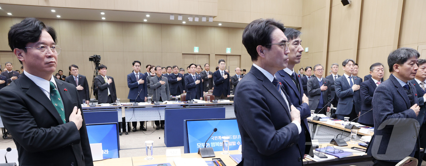 (세종=뉴스1) 김기남 기자 = 김영훈 고용노동 장관이 12일 세종시 정부컨벤션센터에서 열린  한국산업인력공단 등 산하기관 업무보고에 앞서 기관장들과 국민의례를 하고 있다. 202 …