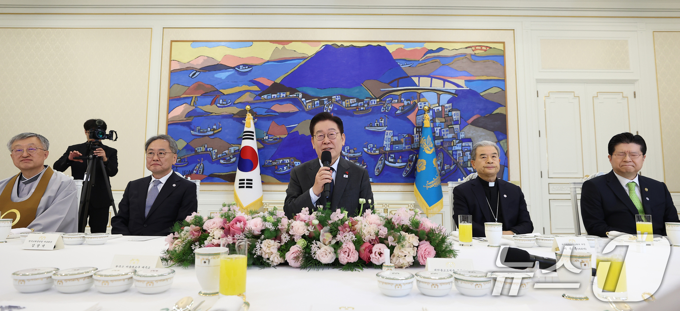 (서울=뉴스1) 이재명 기자 = 이재명 대통령이 12일 청와대에서 열린 종교지도자 초청 오찬간담회에서 발언하고 있다. (청와대통신사진기자단) 2026.1.12/뉴스1