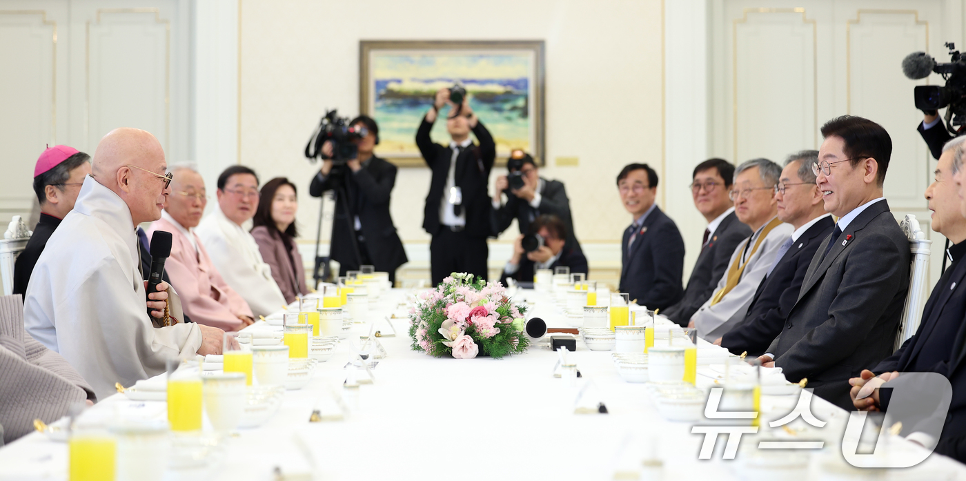 (서울=뉴스1) 이재명 기자 = 대한불교조계종 총무원장 진우스님이 12일 청와대에서 열린 종교지도자 초청 오찬간담회에서 발언하고 있다. (청와대통신사진기자단) 2026.1.12/뉴 …