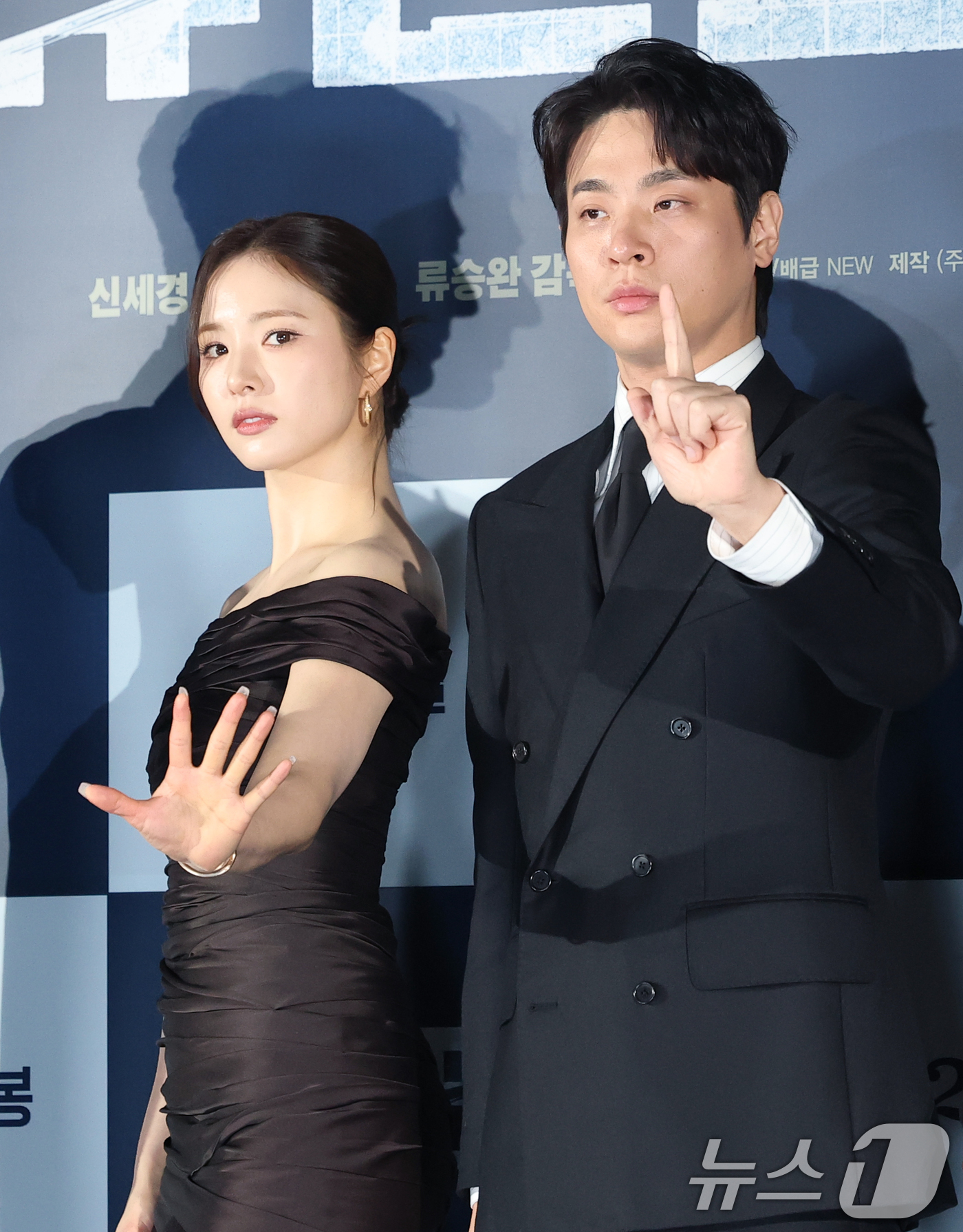 (서울=뉴스1) 권현진 기자 = 배우 신세경과 박정민(오른쪽)이 12일 서울 광진구 롯데시네마 건대입구에서 열린 영화 '휴민트‘(감독 류승완) 제작보고회에 참석해 포즈를 취하고 있 …