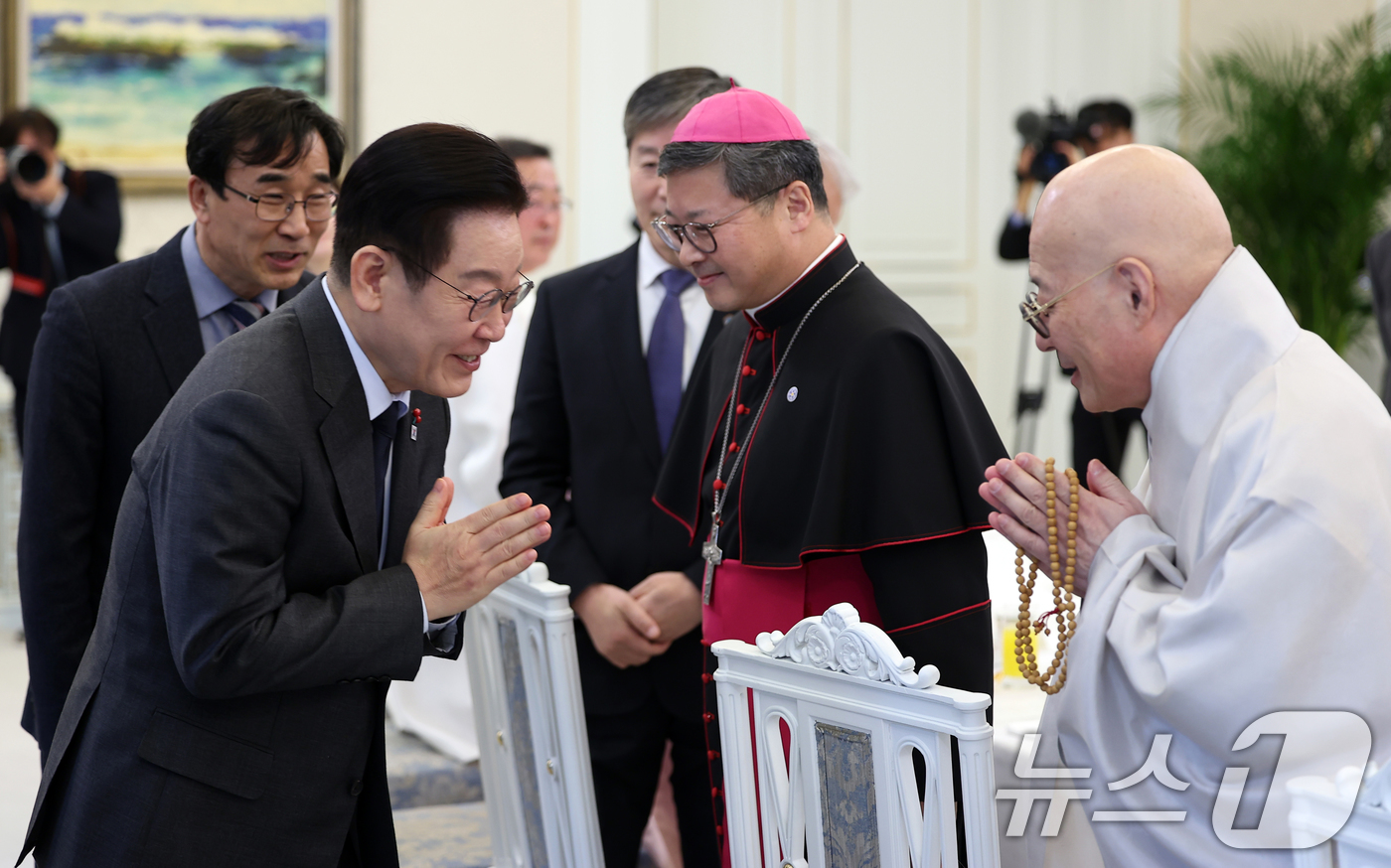 (서울=뉴스1) 이재명 기자 = 이재명 대통령이 12일 청와대에서 열린 종교지도자 초청 오찬간담회에서 대한불교조계종 총무원장 진우스님과 인사를 나누고 있다. (청와대통신사진기자단) …