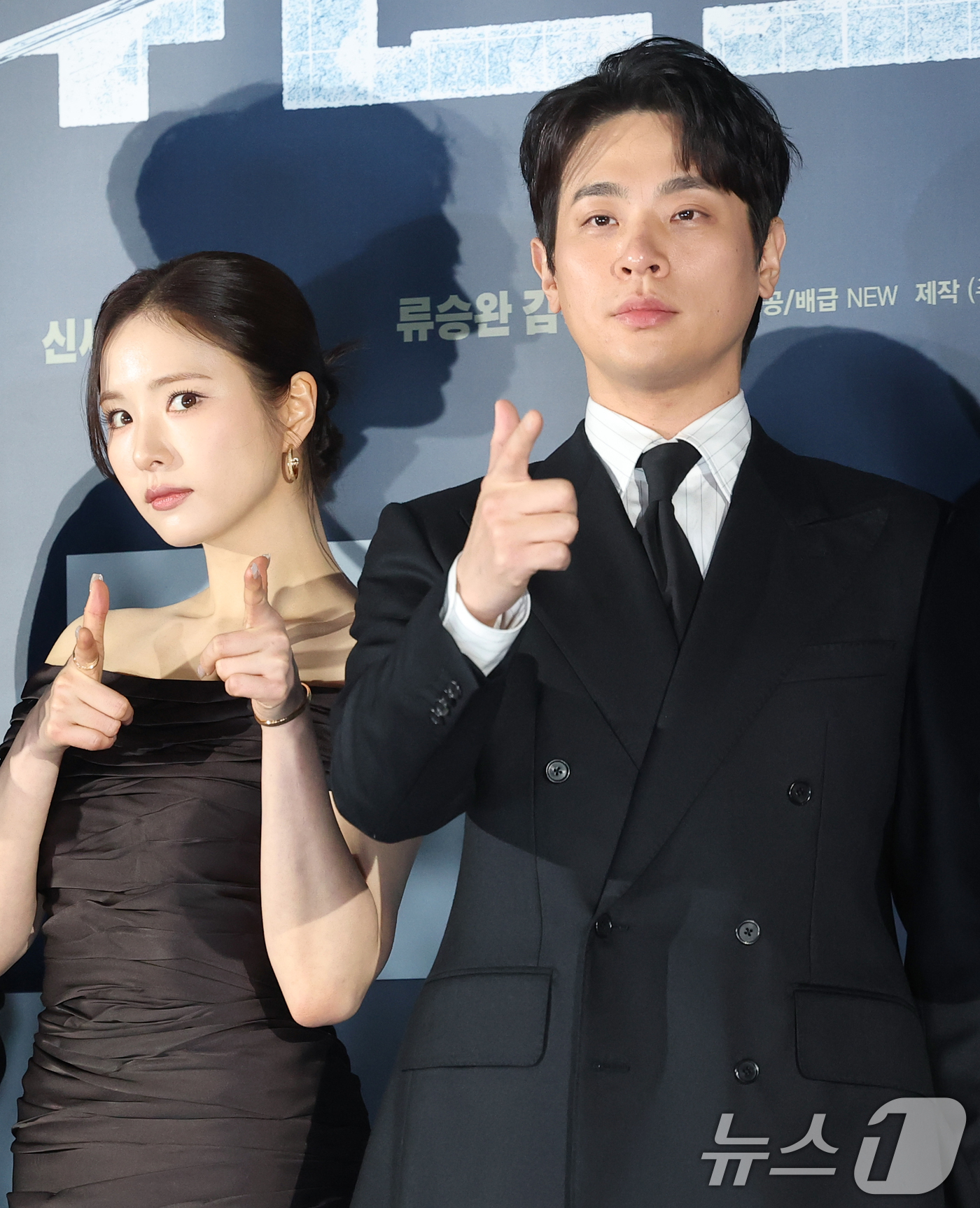 (서울=뉴스1) 권현진 기자 = 배우 신세경과 박정민(오른쪽)이 12일 서울 광진구 롯데시네마 건대입구에서 열린 영화 '휴민트‘(감독 류승완) 제작보고회에 참석해 포즈를 취하고 있 …